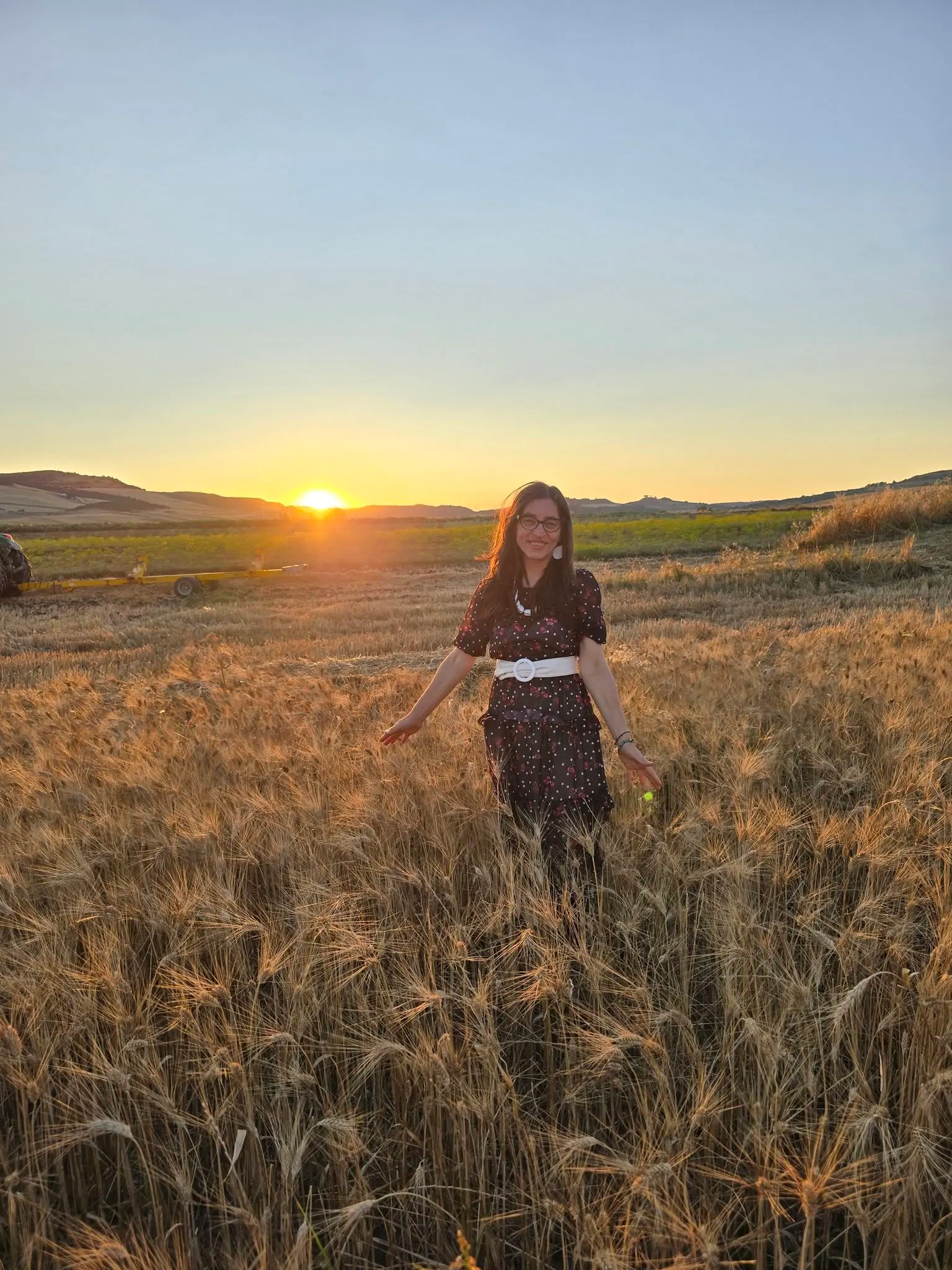 Nunzia in un campo di grano al tramonto